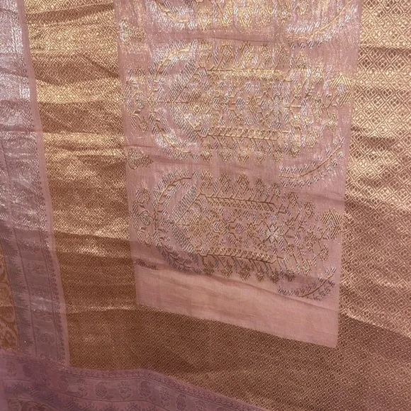Elegant Pink and Gold Saree - Picture 2 of 6